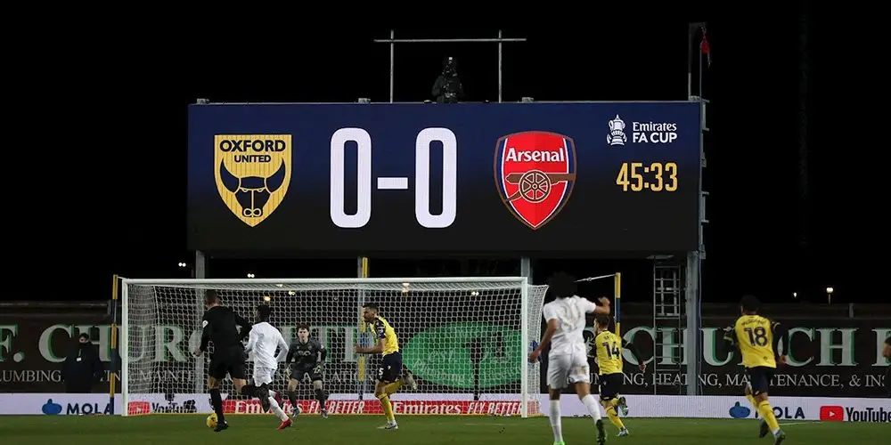 تركيب شاشات LED عملاقة في استاد رياضي